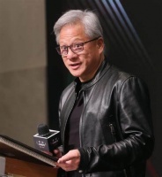 黄仁勋头痛新产品未发先死,巨亏45亿美元