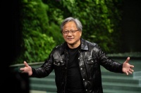 黄仁勋再谈中美AI竞争: 左手助力美国 右手力推中国