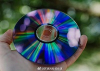 传统光盘容量可通过反光纹理肉眼区分，CD磨砂感明显、DVD较光滑、蓝光如镜面