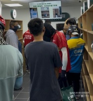 21现场|刘强东的外卖店爆单了:挤满外卖员,有人忍痛取消8单