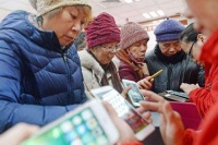 税务局捅破窗户纸:不是老人变潮了,是你根本不懂银发江湖