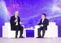 周伯文对谈诺奖得主杰弗里·辛顿：你必须坚持己见，即使他人并不认同