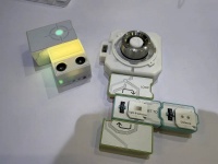 这个WAIC 展台旁，围满小朋友