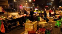 地摊爆火，实体门店急了？