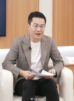 卢伟冰回应小米17命名争议，称对标苹果部分领域已领先