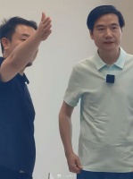 雷军视察小米线下门店