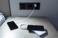 长期不拔充电器或致火灾隐患