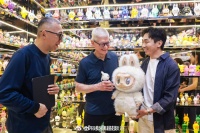 库克访华首站会王宁，参观Labubu十周年展获赠潮玩