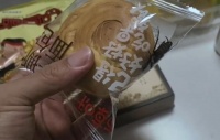 消费者称袋装面包里有活蟑螂,有网友表示质疑,品牌方:已联系对方寄回调查