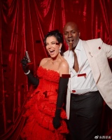 70岁卡戴珊妈妈在贝索斯豪宅开派对，盖茨小扎捧场，却遭多次报警