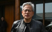 黄仁勋难道惹了不该惹的人？美媒调转枪口：英伟达正在扼杀美国AI