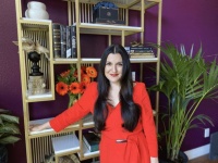 奥特曼负责“改变世界”，她负责“赚钱养家”：揭秘OpenAI的神秘女二号