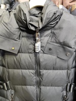 当“七天无理由退货”遭遇恶意“蹭穿”，巨型吊牌折射诚信焦虑