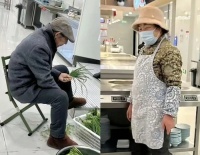 有钱还这么拼？刘强东身家千亿，爸妈却在食堂打饭