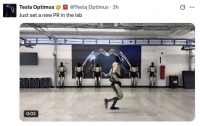 特斯拉发布人形机器人“擎天柱”跑步视频