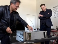 黄仁勋回忆英伟达首款AI超算仅马斯克下单，2016年交付成AI革命节点