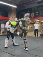 老板做真人测试！众擎T800人形机器人一脚踹倒自家CEO