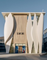 迪奥、LV旗舰店扎堆三里屯，奢侈品巨头继续“押注”中国