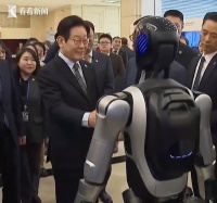 访华第4天 韩国总统李在明与中国机器人握手