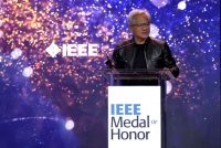 黄仁勋拿下200万美元大奖，罕见流露感性一面