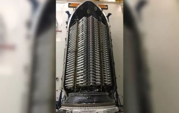 SpaceX首批60颗“星链”卫星升空，开启太空互联网新篇章