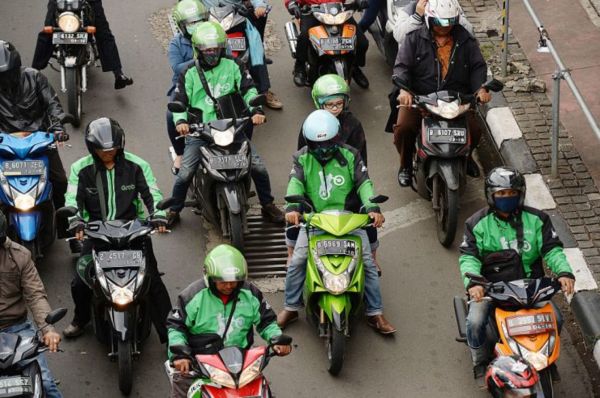 Go-Jek摩托车在印尼雅加达的街道上行驶（图片来源于Bloomberg）