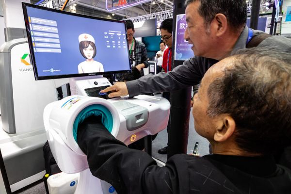 2019年5月7日，福州，第二届数字中国峰会上老年人体验AI人工智能医疗设备。