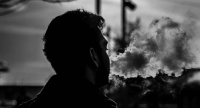 活在悦刻阴影下:电子烟小品牌的求生之道