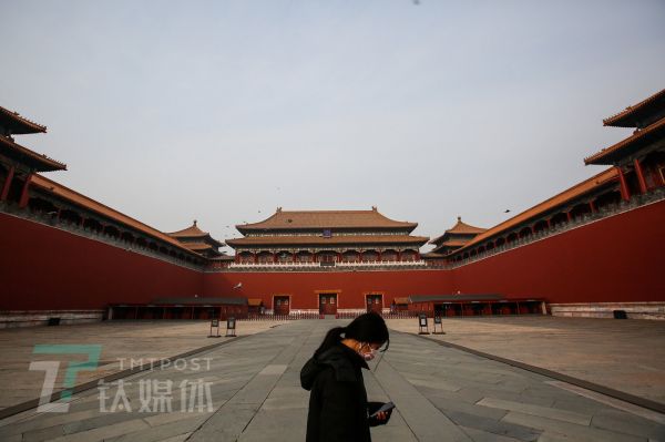 1月27日下午，北京故宫午门前，一名戴着口罩的工作人员在执勤。根据新型冠状病毒感染的肺炎疫情防控需要，故宫博物院自1月25日（正月初一）起闭馆，恢复开放时间待定。（图片/钛媒体 陈拯