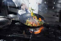 餐饮业抗疫自救:小程序、共享员工,还为医院免费送餐