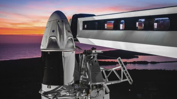 最前线｜马斯克太空梦再近一步：SpaceX将送4名游客上太空