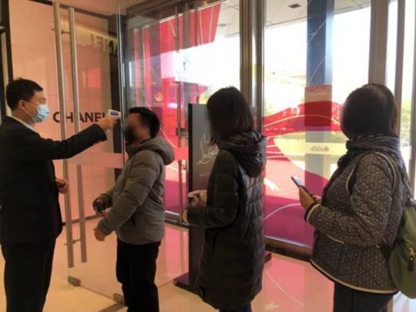 杭州大厦开业当天消费者排队于商场入口测温 ，图自杭州网