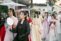 从“圈地自萌”到大众潮流，揭秘汉服兴起的六大谜题