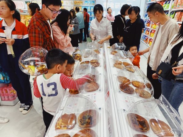 零食试吃也是门店会员福利之一