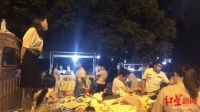 地摊经济火了,江西小伙拜师成都女子学摆摊