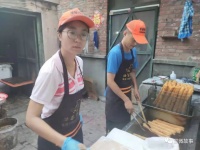 被直播改变命运的小业主:炸油条的年收入七位数