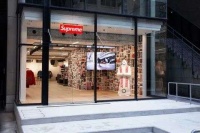 Vans母公司140亿收购只有11家店的Supreme