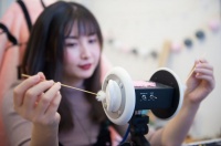 睡不着的年轻人,与难逃软色情的“哄睡师”