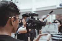 “霸总短剧”要付费,谁给了抖音快手勇气?