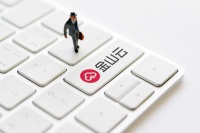 跌去千亿市值后,雷军港股“第三子”来了
