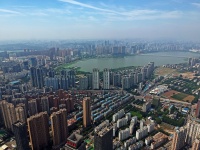 A股房企年中业绩盘点：七成净利下滑，三成房企亏损，头部房企现金流也告急