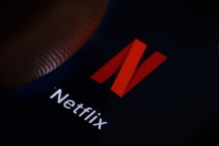 左手广告,右手游戏,Netflix喘了口气